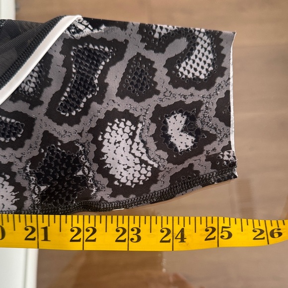 Under Armour Black and White Animal Print Leggings - Picture 9 of 11